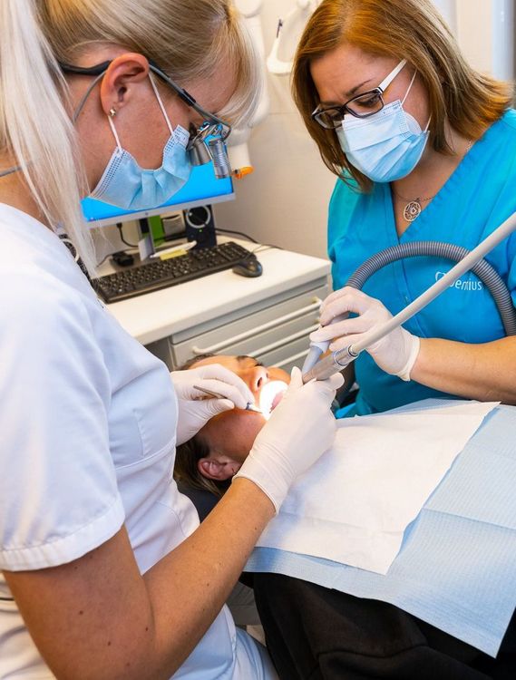 Dentius tandartsen tijdens een behandeling