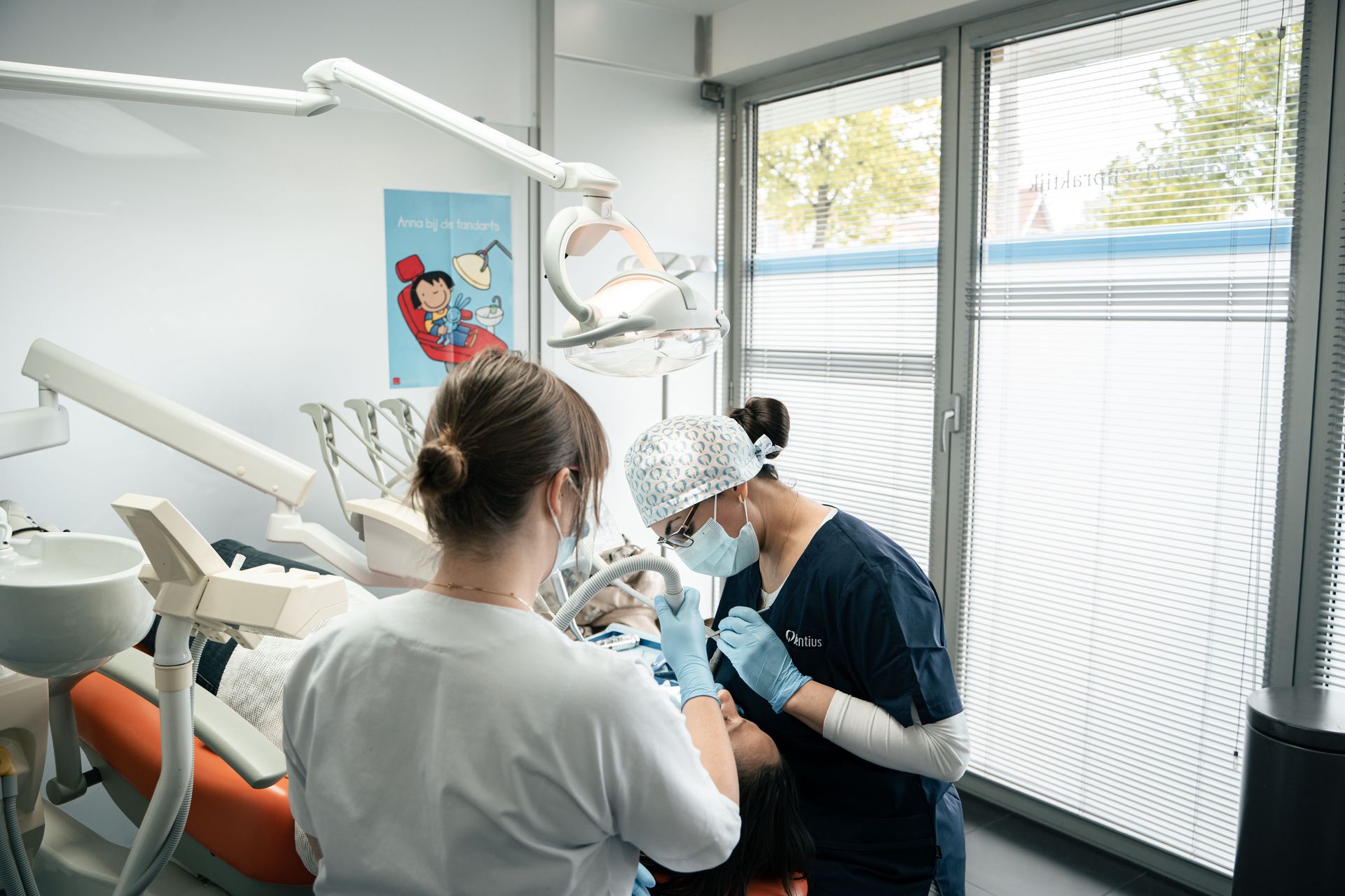 Dentius tandartsen aan het werk